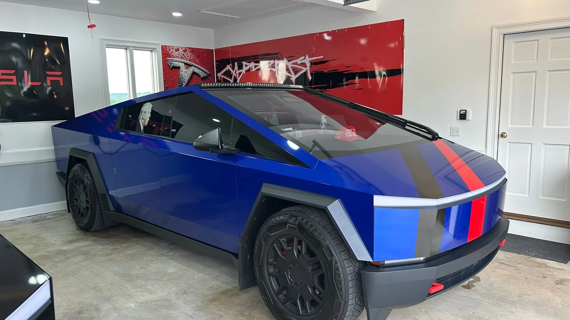 Tesla Cybertruck Wrap before OEM light bar? IMG_2847