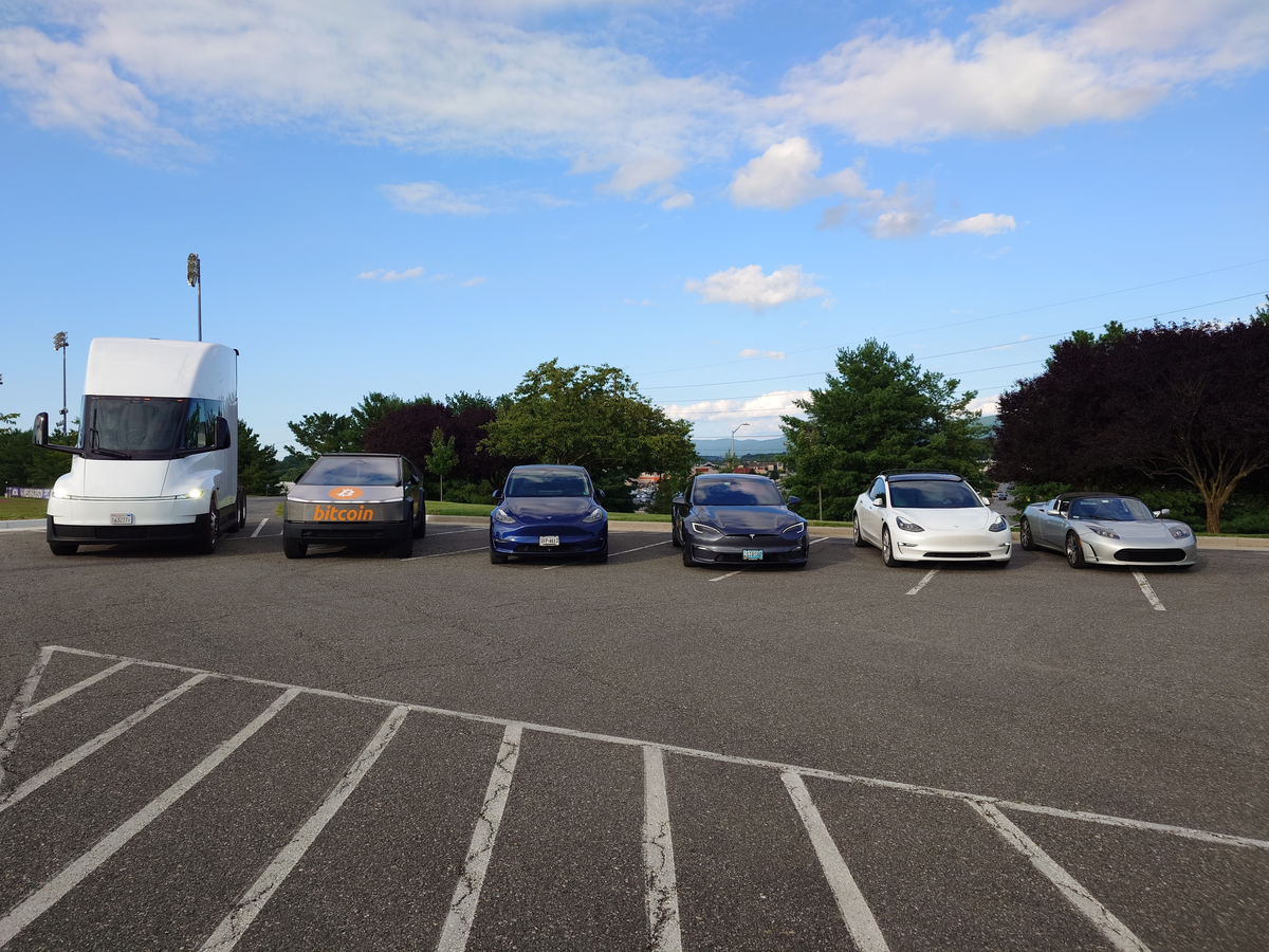Tesla Cybertruck Daily random Cybertruck photos thread - Post Yours! 📸 🤳 HN9mXpPWUAAN4FC?format=