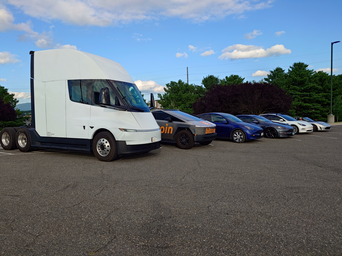 Tesla Cybertruck Daily random Cybertruck photos thread - Post Yours! 📸 🤳 HN9mZIZWIAAkhdz?format=