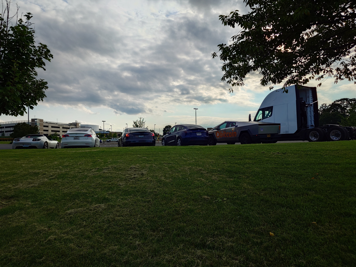 Tesla Cybertruck Daily random Cybertruck photos thread - Post Yours! 📸 🤳 HN9mZwkWYAAW8H0?format=