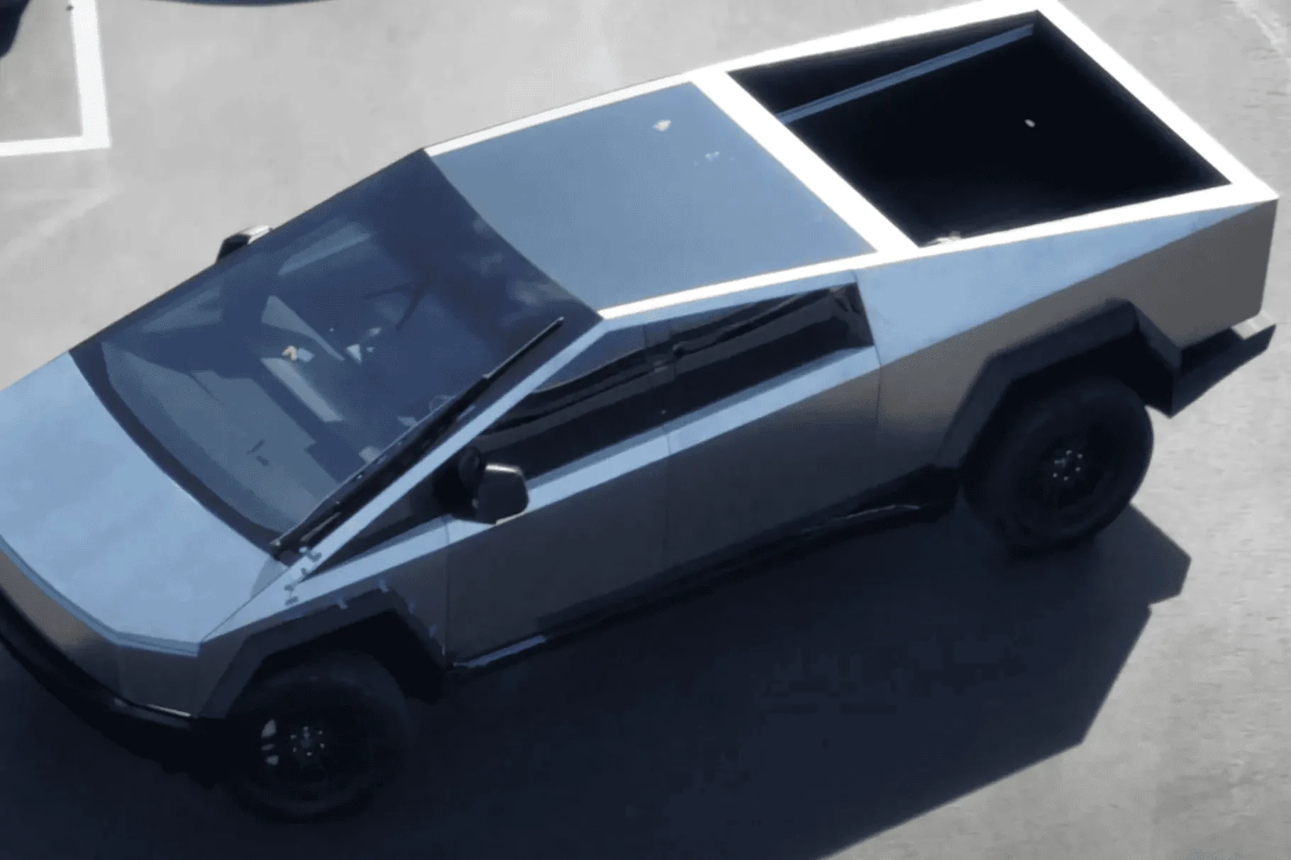 Tesla Cybertruck Closed tonneau rack system FGQwwTJXsA8VpI1.0
