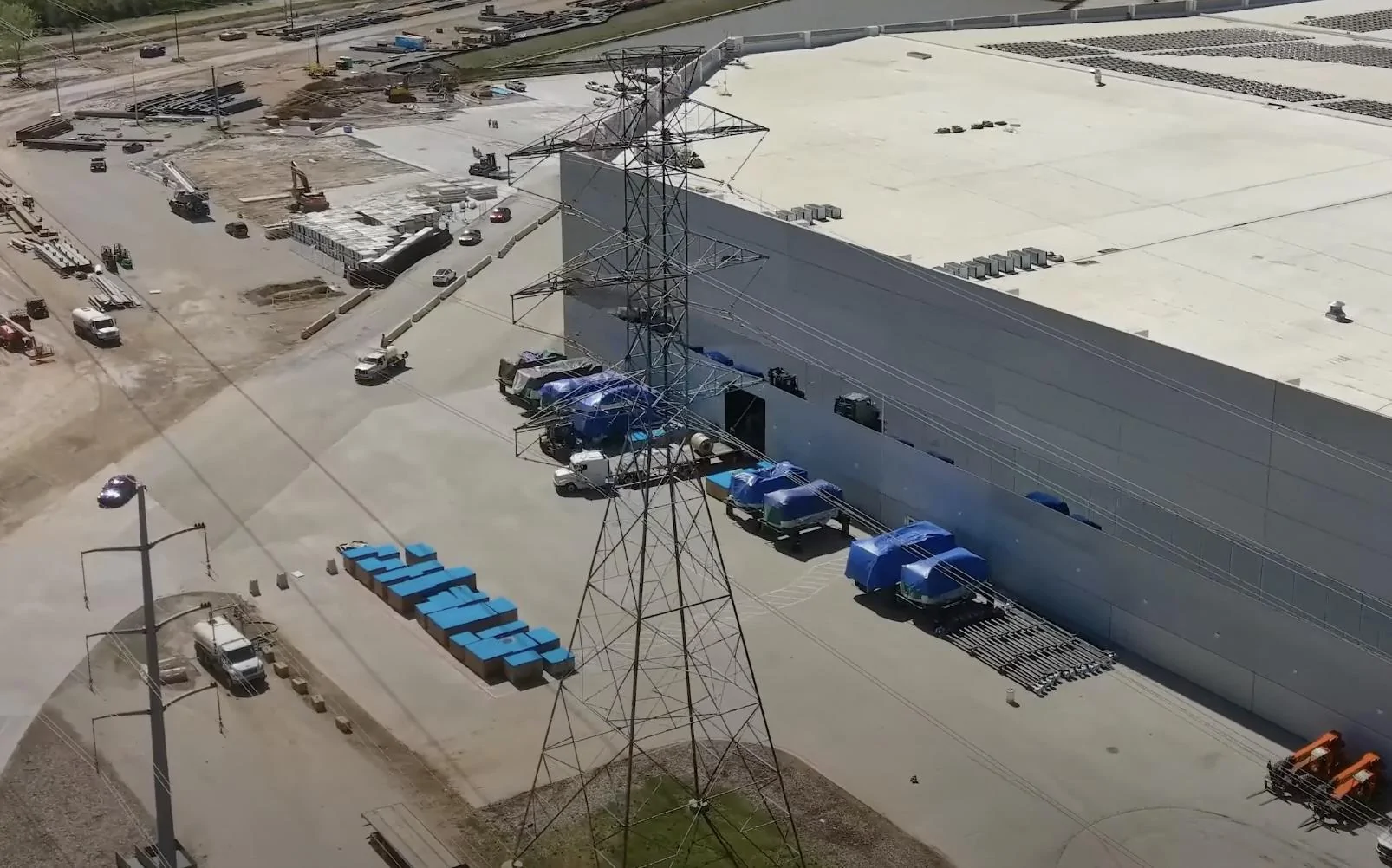 Tesla Cybertruck Stainless steel rolls spotted during delivery to Giga Texas today (9/20/22) ? 1666133455681