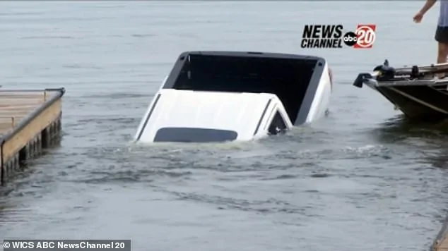 Tesla Cybertruck Cybertruck launching boat... 1667771987721