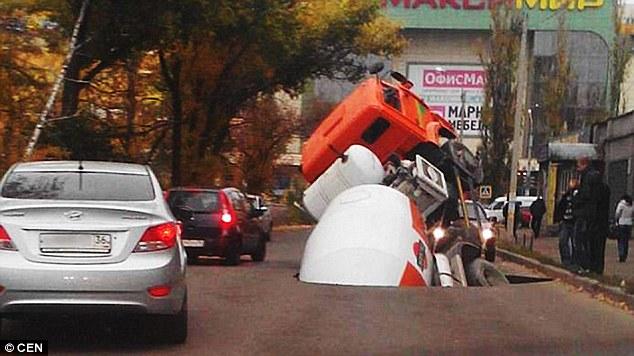 1414072102240_wps_19_Pic_shows_Cement_mixer_wa.jpg