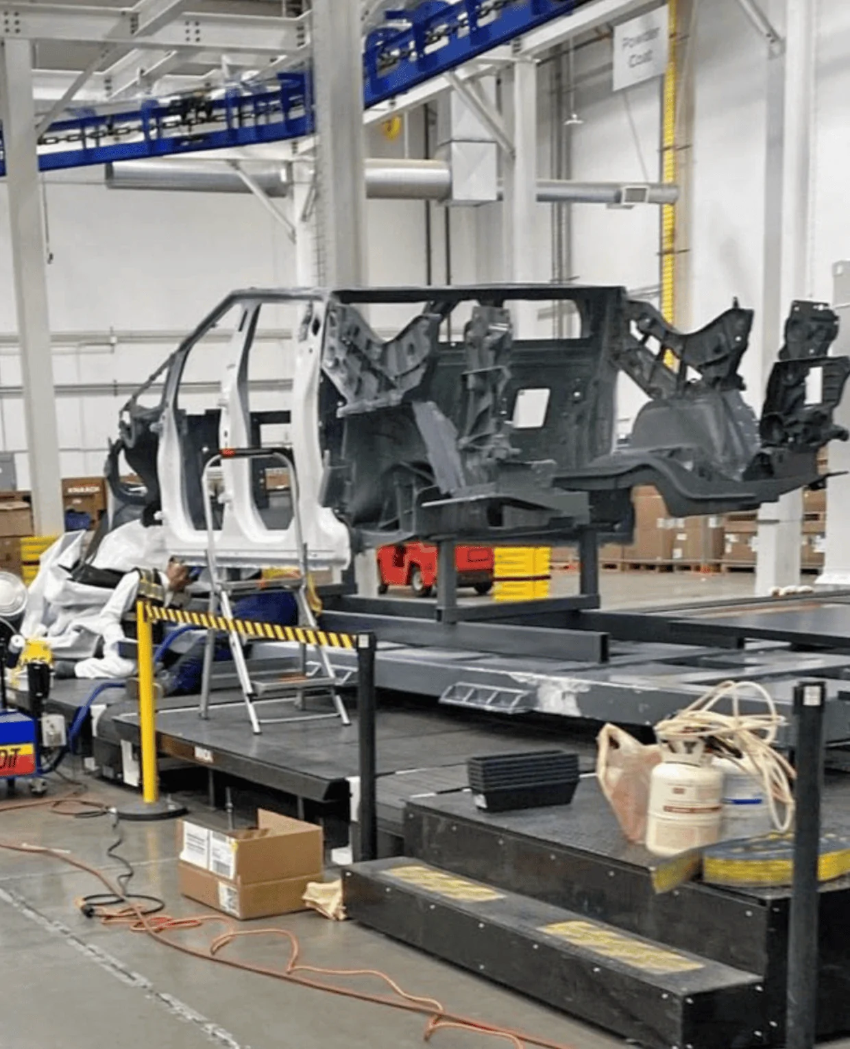 Tesla Cybertruck New Video shows MidGate !?! 1670872783392