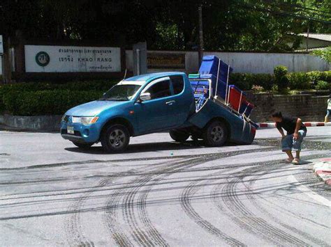 Tesla Cybertruck Overloaded Dodge Ram snapped in half ?u=https%3A%2F%2Ftse4.mm.bing.net%2Fth%3Fid%3DOIP