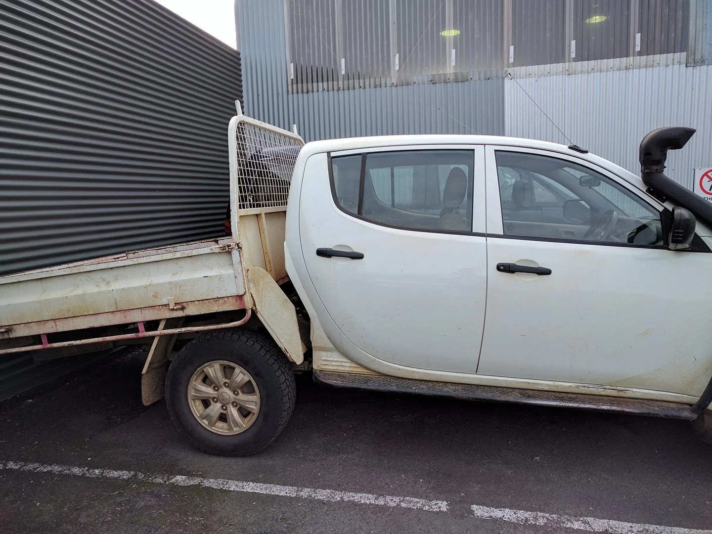 Tesla Cybertruck Overloaded Dodge Ram snapped in half ?u=http%3A%2F%2Fi.imgur.com%2FWHLQSaE