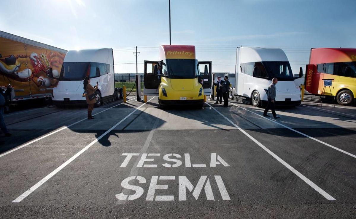 Tesla Cybertruck Tesla Semi displayed in Cheetos livery by PepsiCo at Frito-Lay plant 🐆 1_06176c94-20b6-4552-b90c-2e7bd789951d