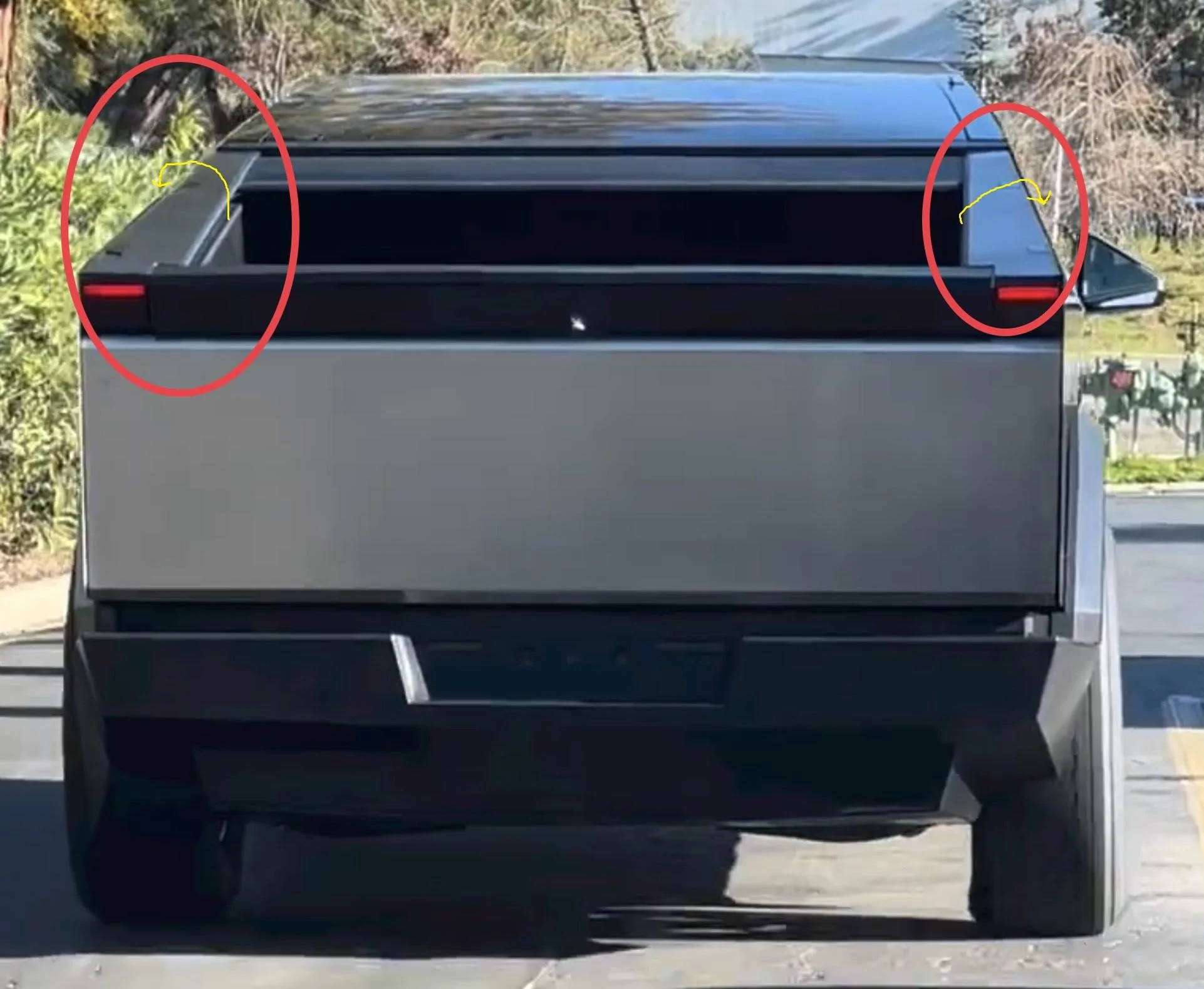 Tesla Cybertruck [Video Added!] Cybertruck spotted with new side mirror design! Musk confirms removable (Feb 1, 2023) 📸 Fli