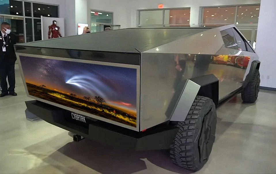 Tesla Cybertruck Tailgate looks dull without logo / design spacextailgat