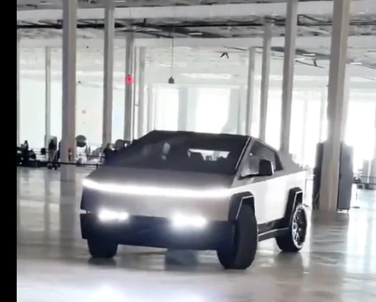 Tesla Cybertruck 4 wheel steering Cybertruck driving video from Tesla Cyber Rodeo event 4WSteering 1