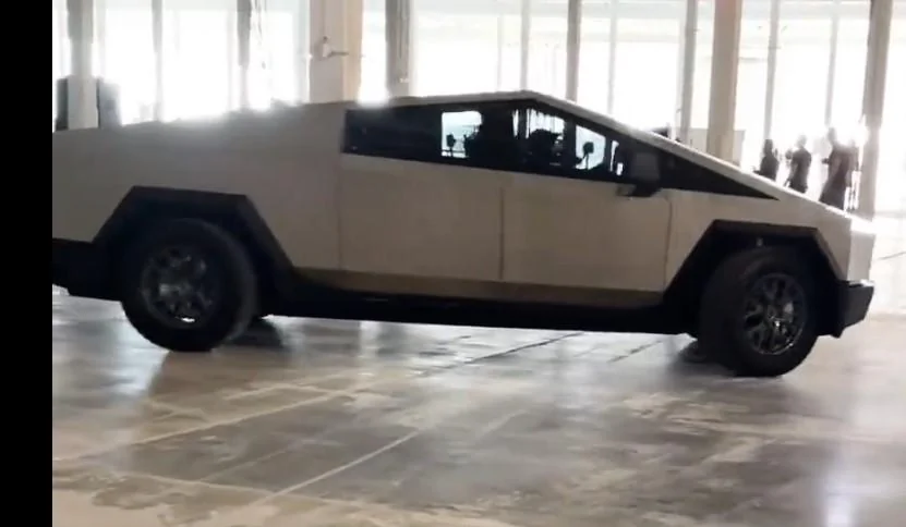 Tesla Cybertruck 4 wheel steering Cybertruck driving video from Tesla Cyber Rodeo event 4WSteering 3