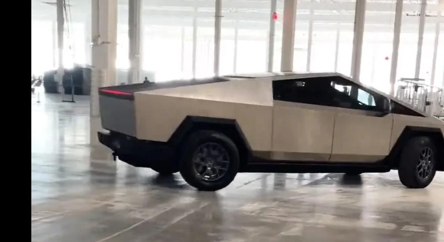 Tesla Cybertruck 4 wheel steering Cybertruck driving video from Tesla Cyber Rodeo event 4WSteering 4