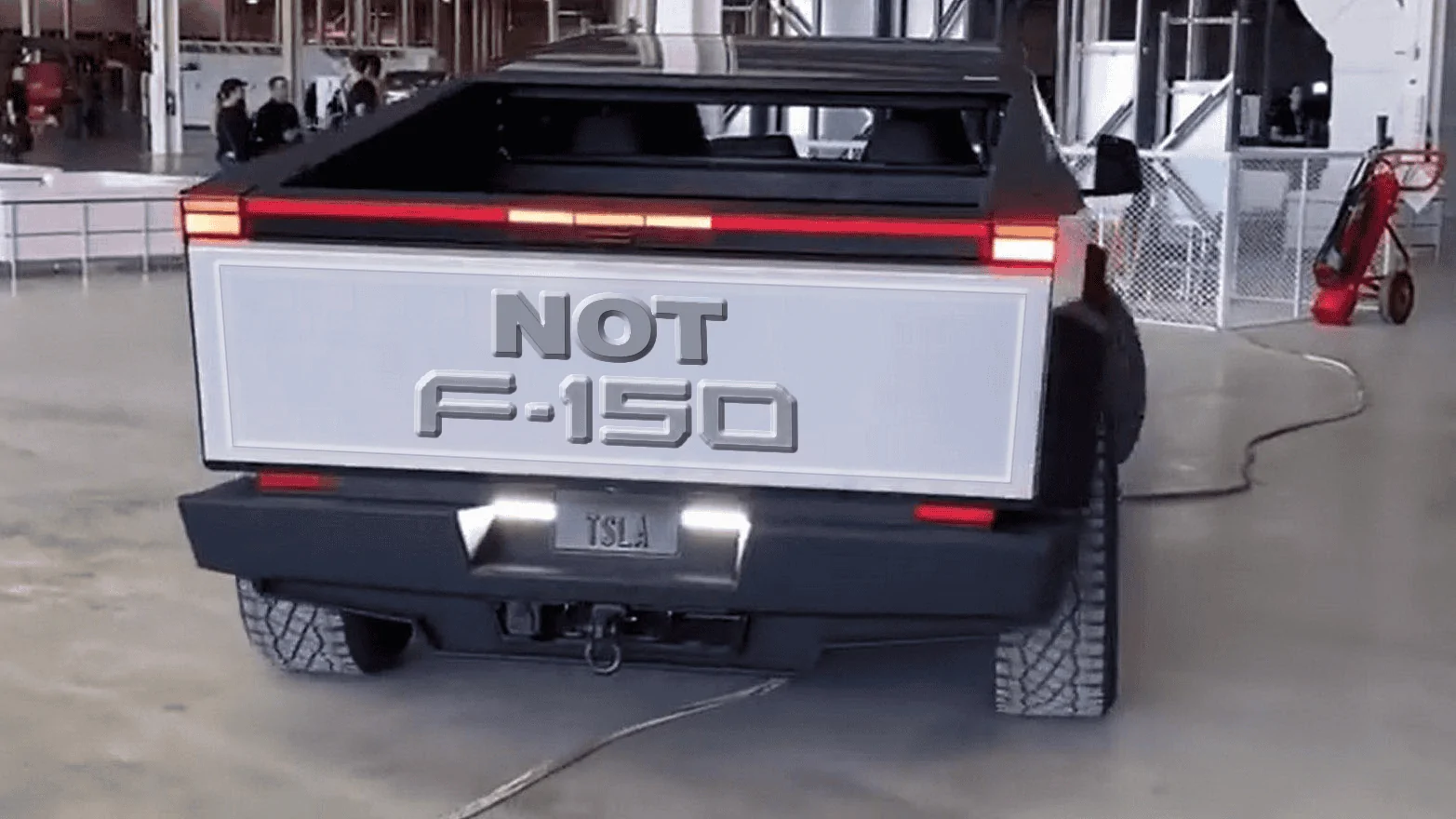 Tesla Cybertruck Tailgate looks dull without logo / design 1675833391437