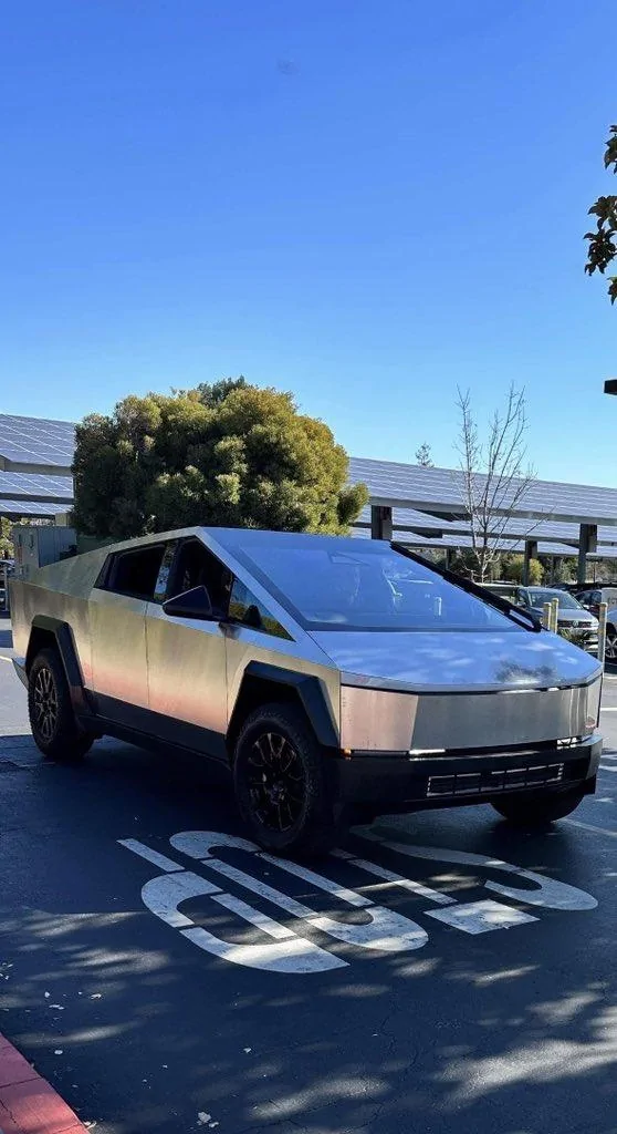 Tesla Cybertruck Cybertruck FULL FRONT VIEW! (2/9/23) 1675981815298