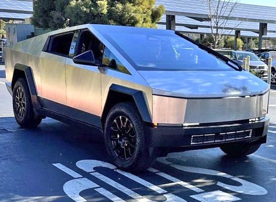 Tesla Cybertruck Cybertruck FULL FRONT VIEW! (2/9/23) teslacybertruck-front-beta