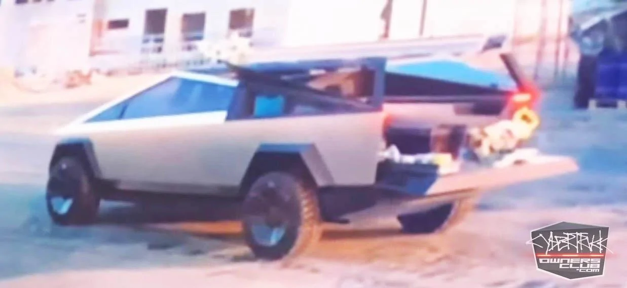 Tesla Cybertruck Cybertruck as work truck / for construction work? Cybertruck-Ladder-Rack-Charging-Tools-4