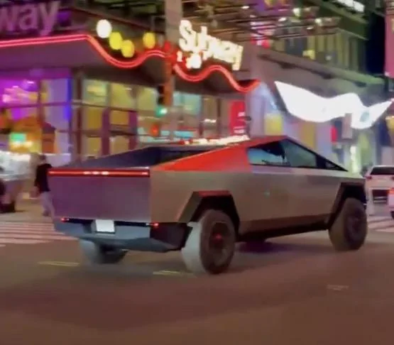 Tesla Cybertruck 🗽 Cybertruck beautiful under NYC lights (update: older video posted) Screenshot 2023-02-10 at 9.59.25 PM