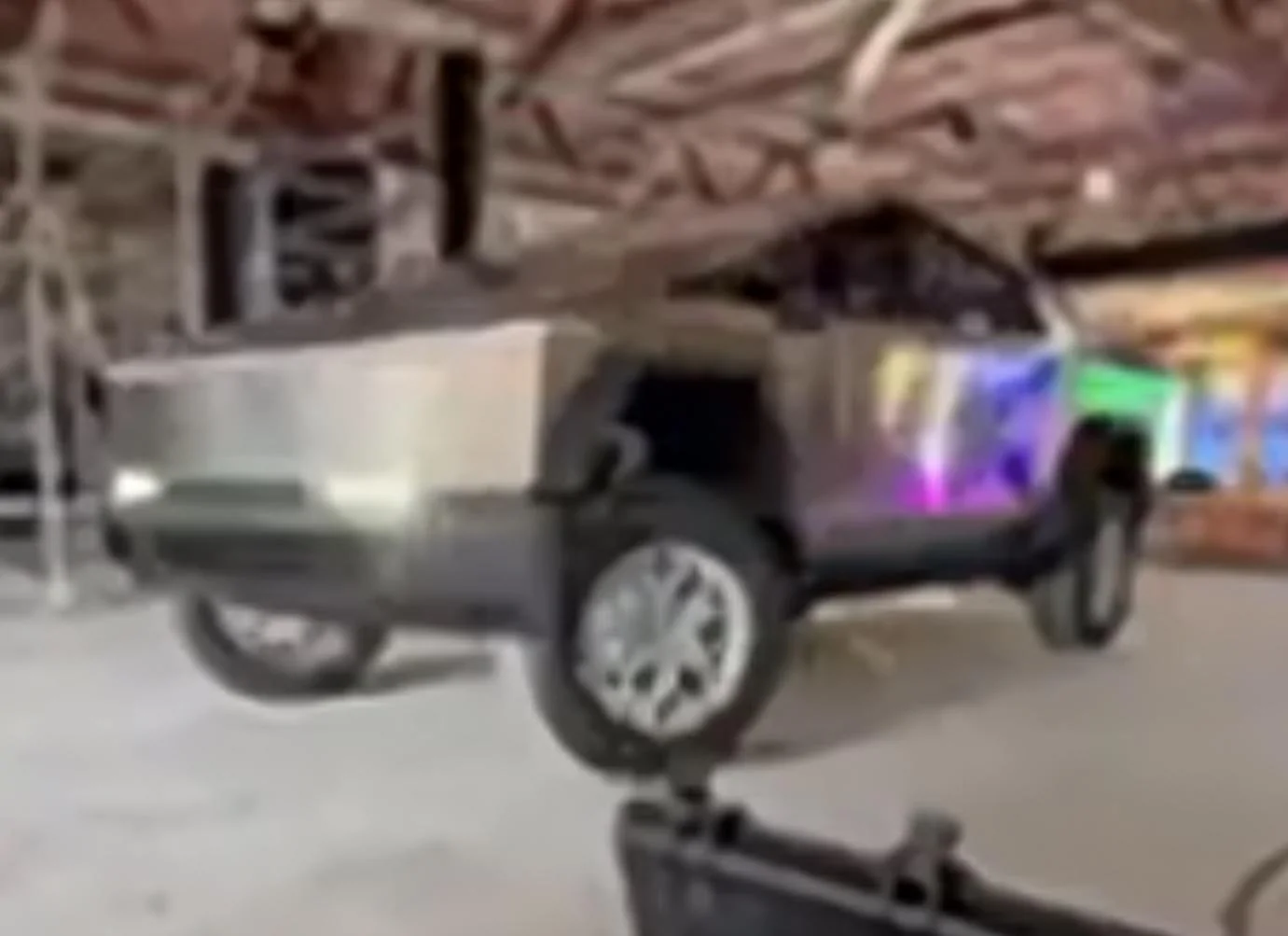 Tesla Cybertruck Video: Cybertruck in off-road suspension mode / highest ride height 1677026380071