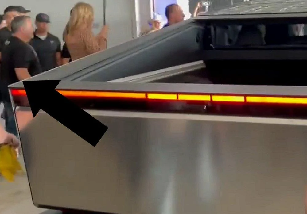 Tesla Cybertruck Incredible Max-Height Cybertruck Shot (Engineering Event, Palo Alto) saildoorto
