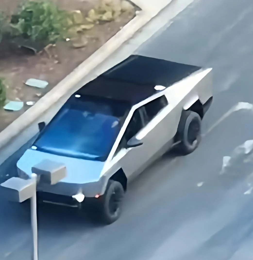 Tesla Cybertruck Aerial footage of Cybertruck driving!! 🚁 (w/ tonneau cover closed) Screenshot_20230225_152829_Twitter_remastered