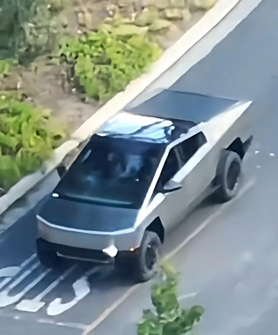 Tesla Cybertruck Aerial footage of Cybertruck driving!! 🚁 (w/ tonneau cover closed) Screenshot_20230225_152642_Twitter_remastered
