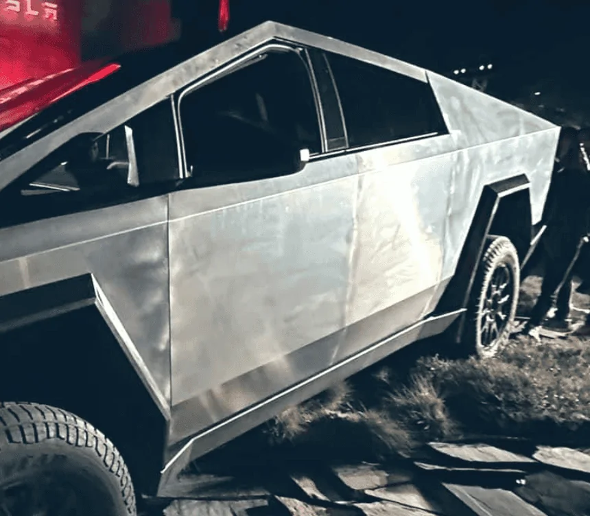 Tesla Cybertruck Incredible Max-Height Cybertruck Shot (Engineering Event, Palo Alto) 1677474477898
