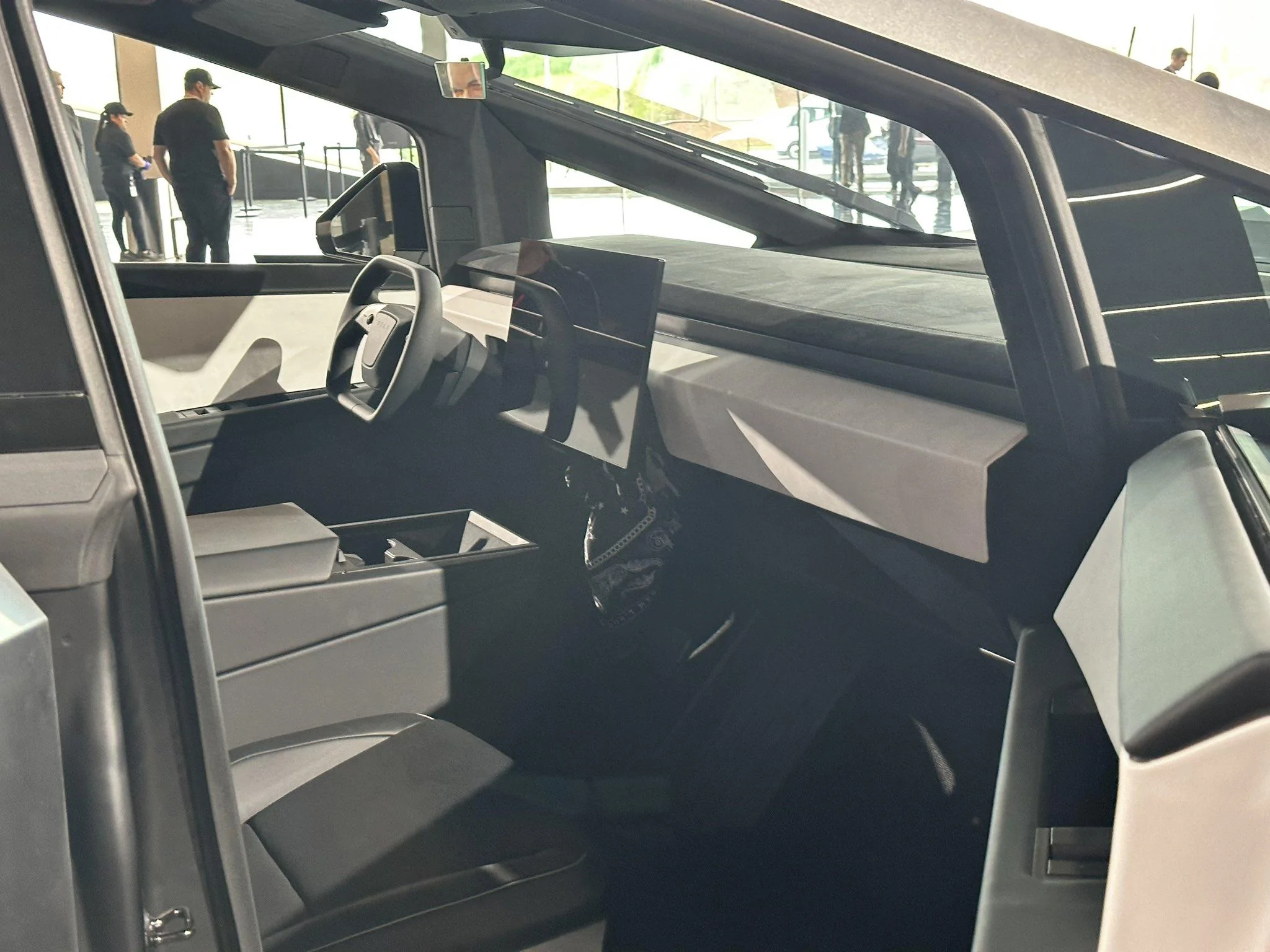 Tesla Cybertruck INVESTOR DAY CYBERTRUCK BETA PRESENT! [w/ Walkaround Videos] FqJ-sl7XgAM78nN