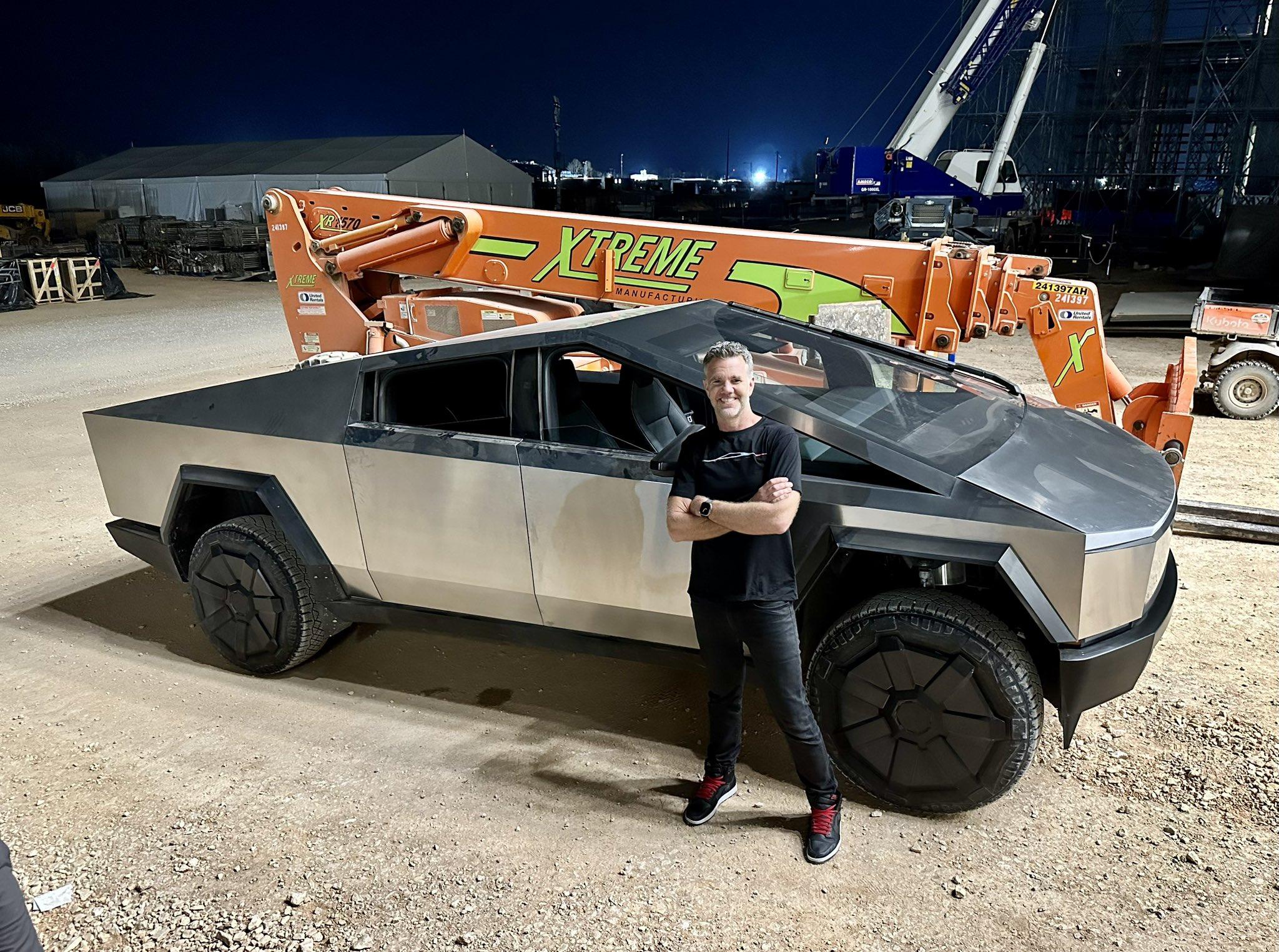 Tesla Cybertruck INVESTOR DAY CYBERTRUCK BETA PRESENT! [w/ Walkaround Videos] FqL5RTaXsAEiQSy