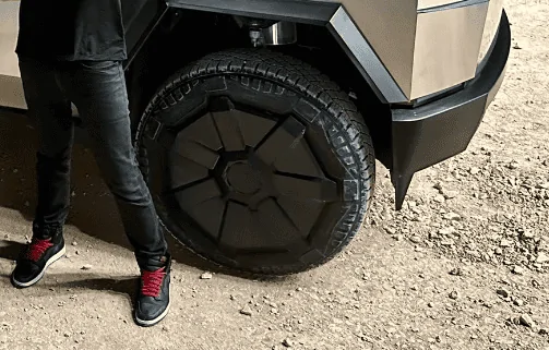 Tesla Cybertruck New pic: "It [Cybertruck Beta] really looks at home on the construction site." 1677777986794