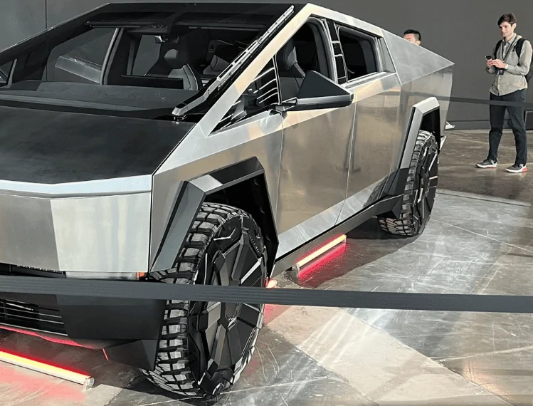 Tesla Cybertruck New pic: "It [Cybertruck Beta] really looks at home on the construction site." 1677778040140