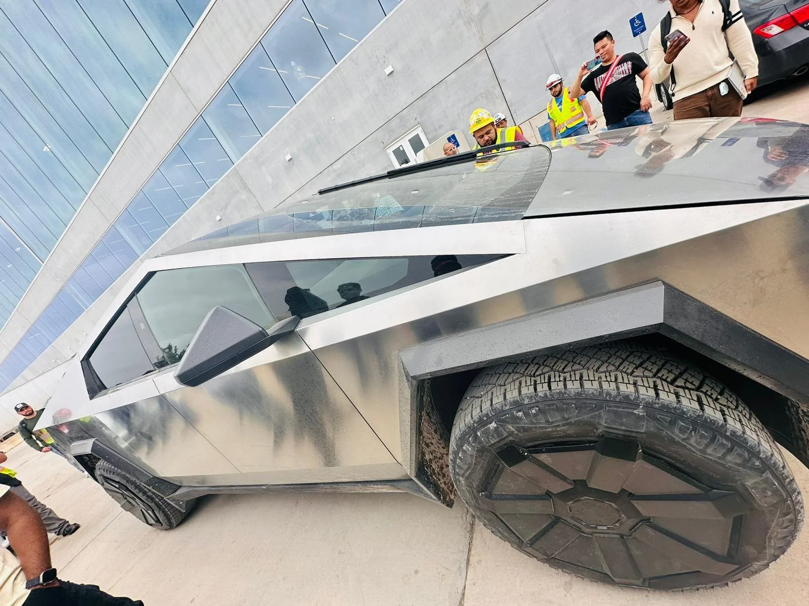 Tesla Cybertruck Video: Tonneau cover closing on Cybertruck Beta! FqPL6L3XsAAx3Ef
