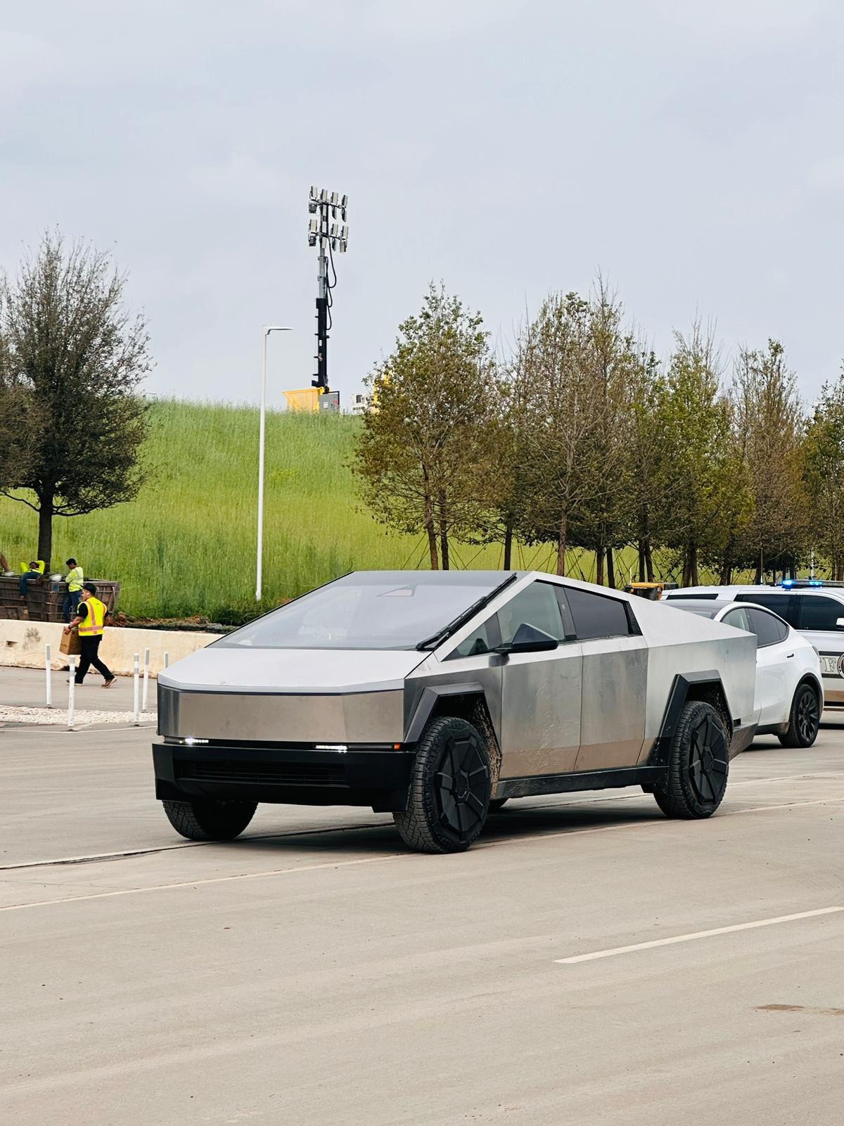 Tesla Cybertruck Video: Tonneau cover closing on Cybertruck Beta! FqPL6L5XgAUHlh