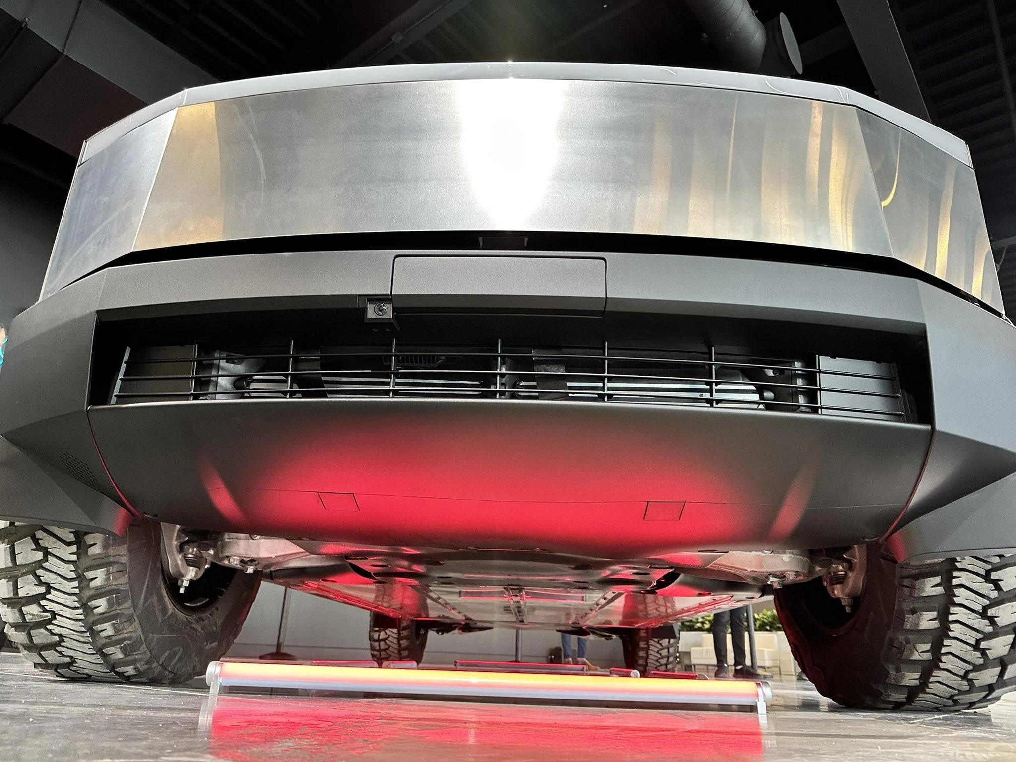 Tesla Cybertruck Cybertruck Body Prototype Casting spied uncovered!! 😲 FqJ07oqaAAAYlD2.jpeg