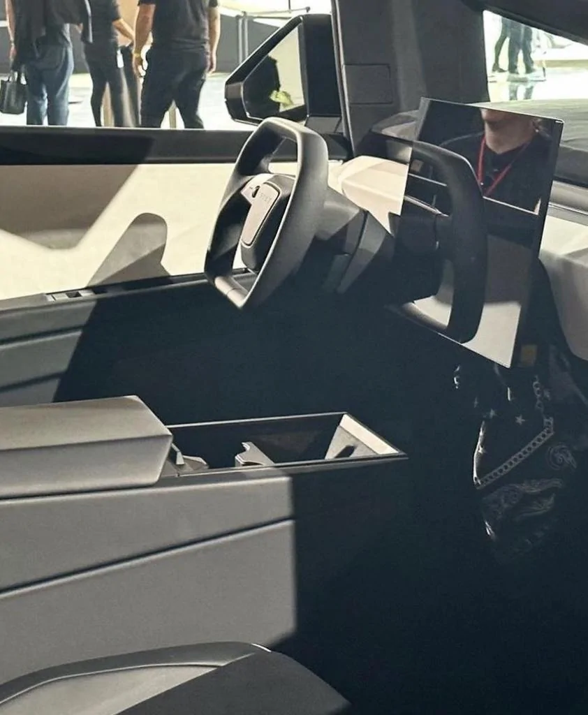 Tesla Cybertruck I ordered a SIX seater, not FIVE seats 0D119CC1-30D4-484C-B1B0-F354B33608E0