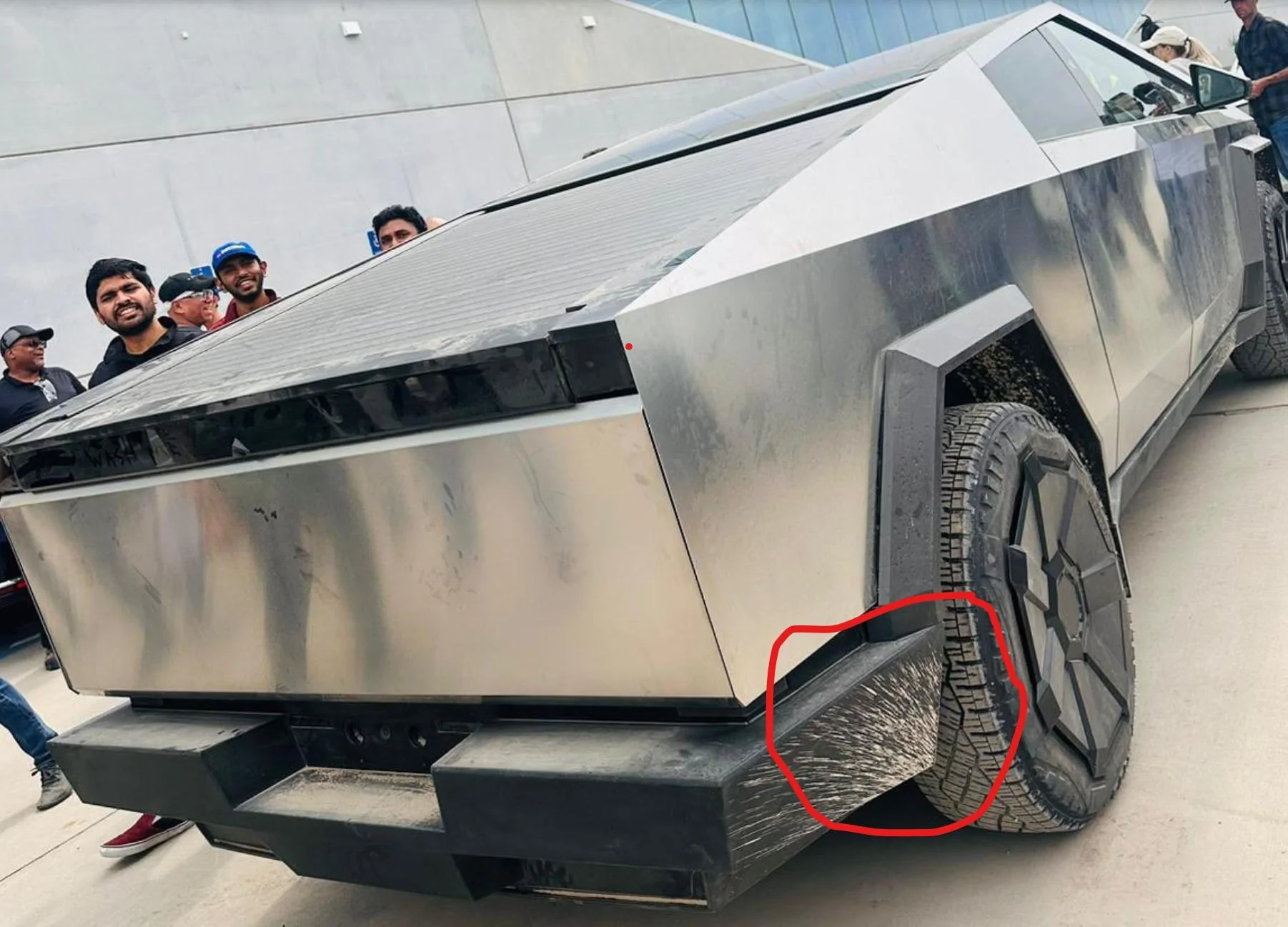 Tesla Cybertruck Video: Tonneau cover closing on Cybertruck Beta! tesla mud flaps
