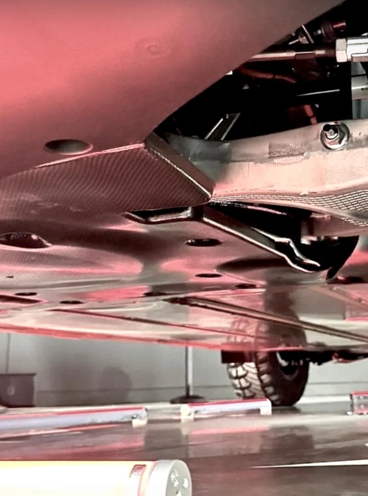 Tesla Cybertruck Carbon Fiber Underbody spotted? 762CF130-FE20-43B3-808A-52EF0D381BBE