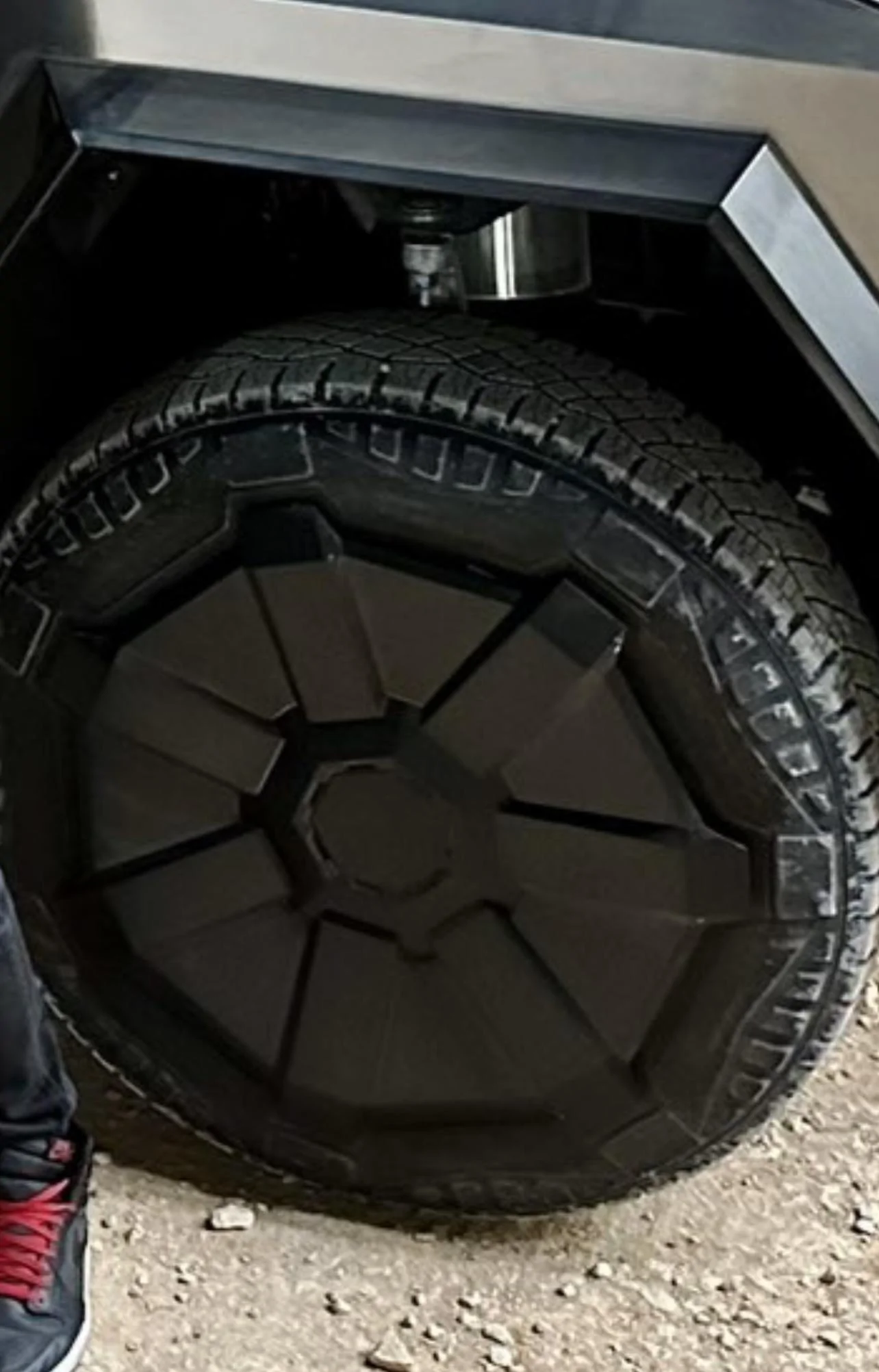 Tesla Cybertruck What is this wedge looking piece coming off the side of tail gate ? FBB3E072-CEA9-4A19-B18E-607D0BCBDDB3