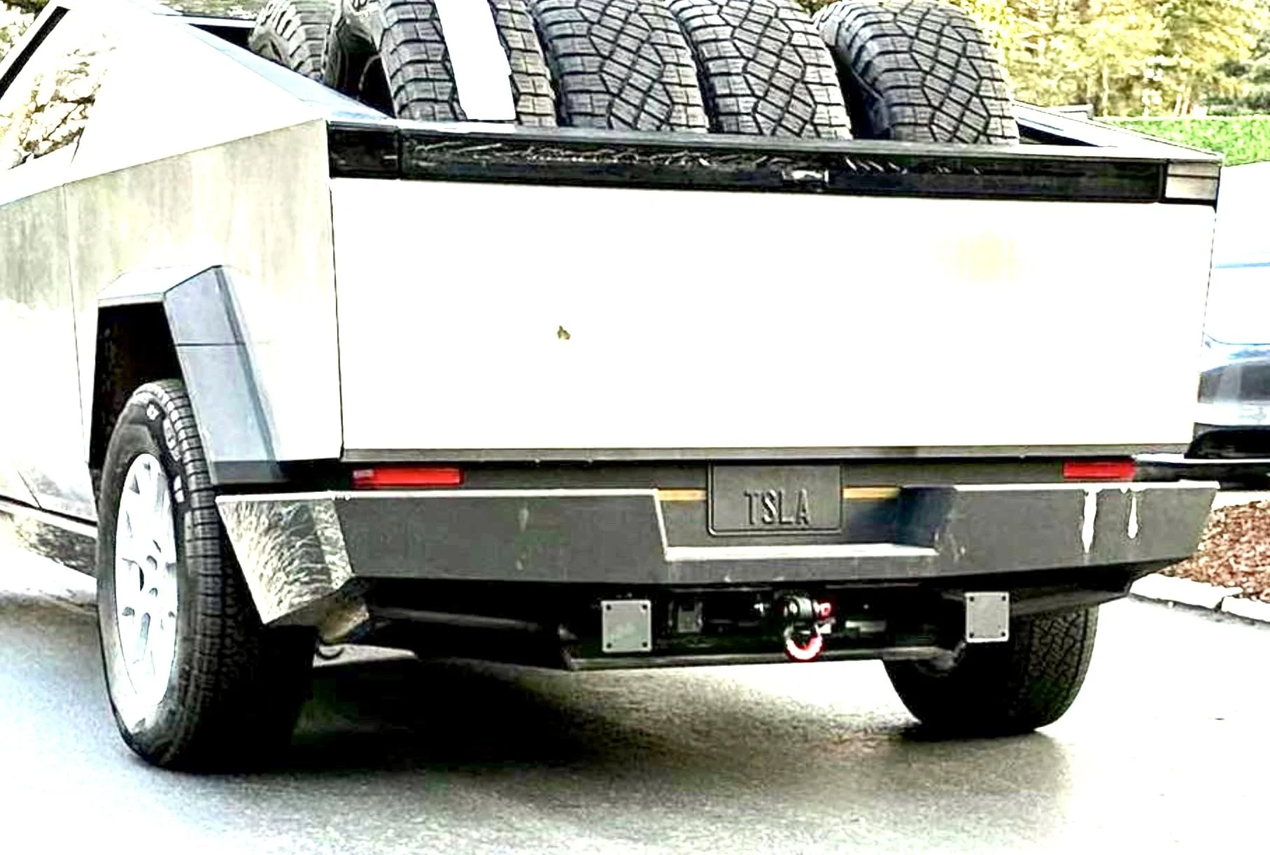 Tesla Cybertruck What is this wedge looking piece coming off the side of tail gate ? 2EA04C24-CA58-406C-96E1-AB30C731CDBA