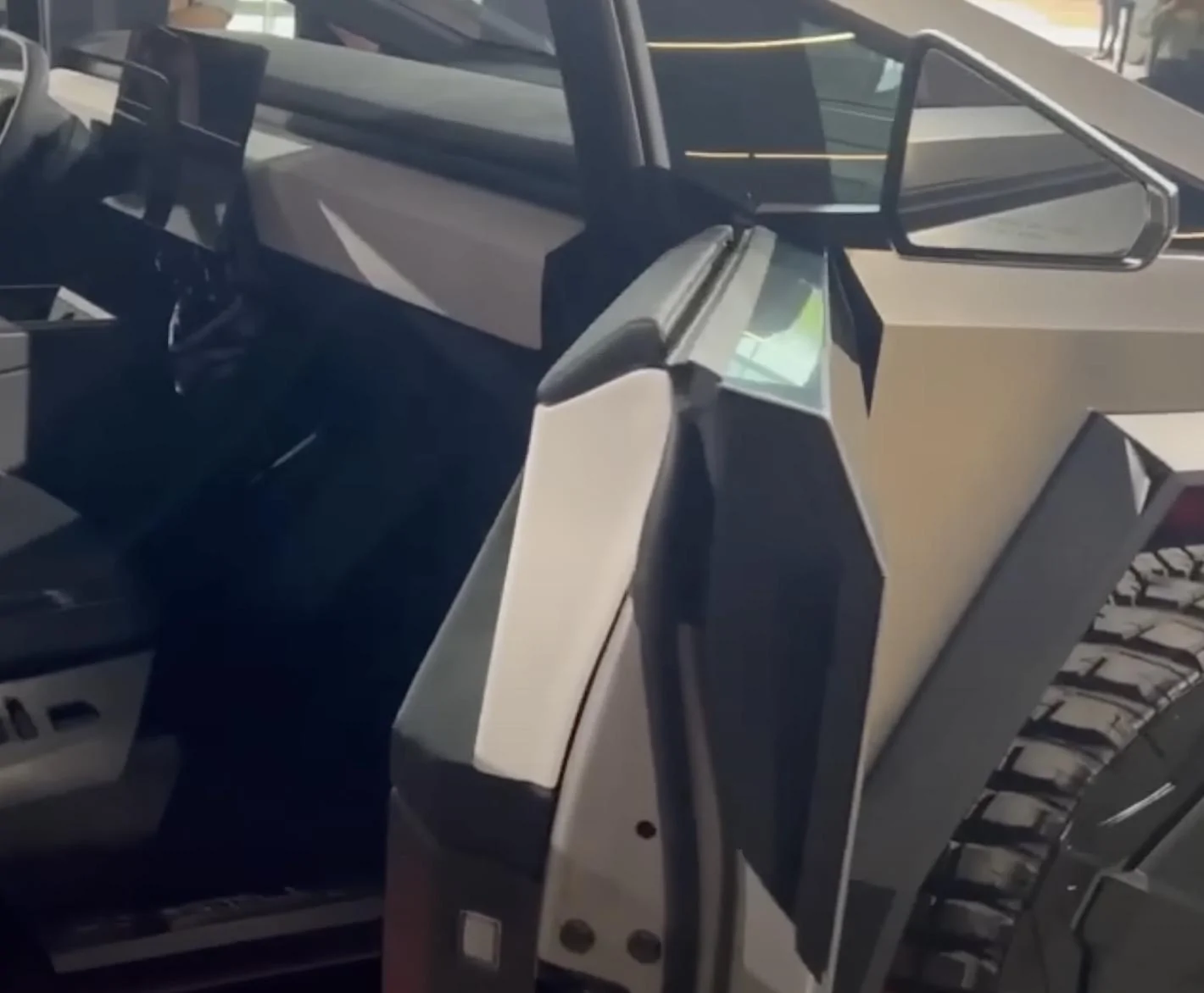 Tesla Cybertruck Model S vs. Cybertruck size comparison side-by-side (photo) 1677971031525