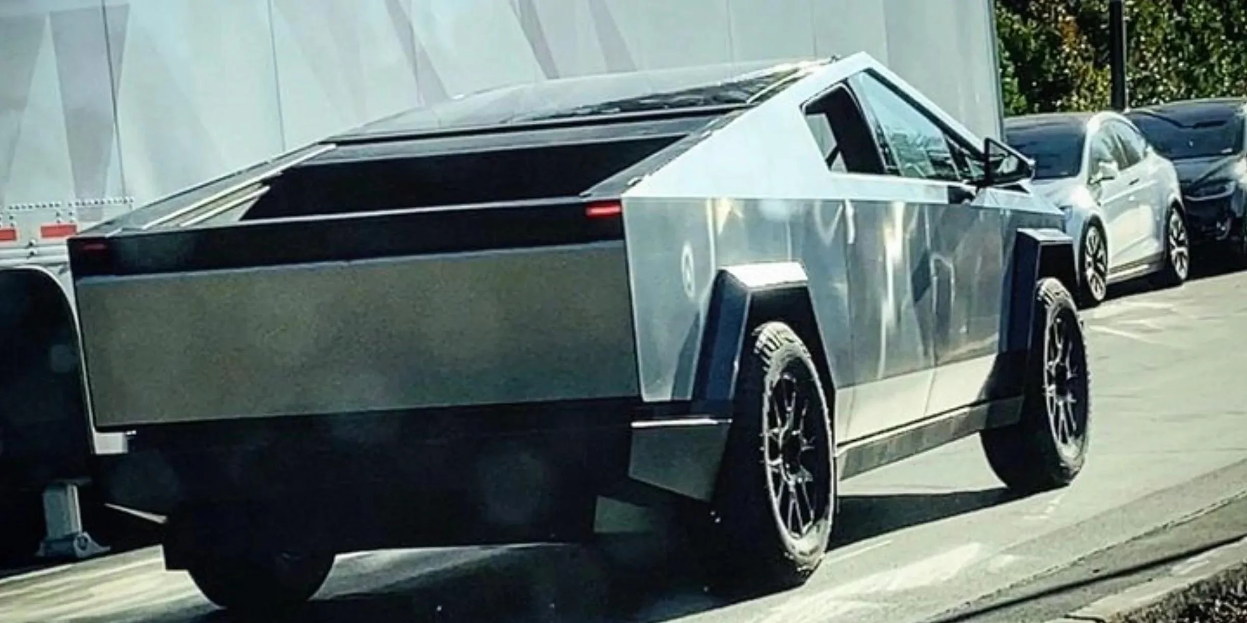 Tesla Cybertruck Model S vs. Cybertruck size comparison side-by-side (photo) Pre-production