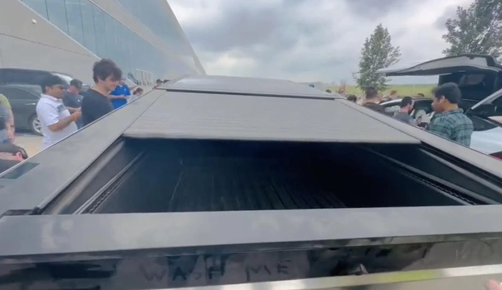 Tesla Cybertruck Video: Tonneau cover closing on Cybertruck Beta! cybertruck-tonneau-cover-video