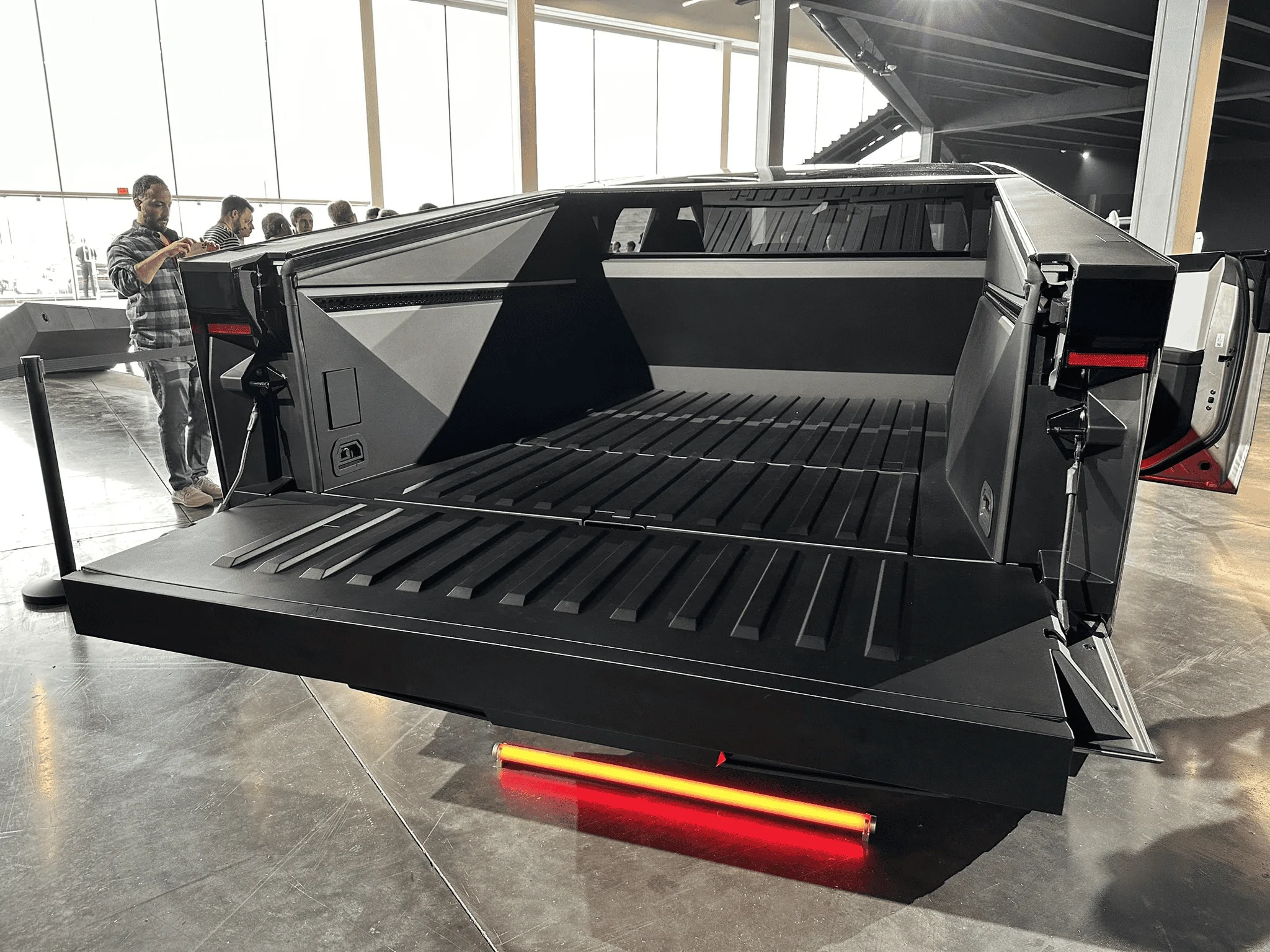 Tesla Cybertruck Video: Tonneau cover closing on Cybertruck Beta! 339BB028-3635-4246-ADDA-F70291E0969B