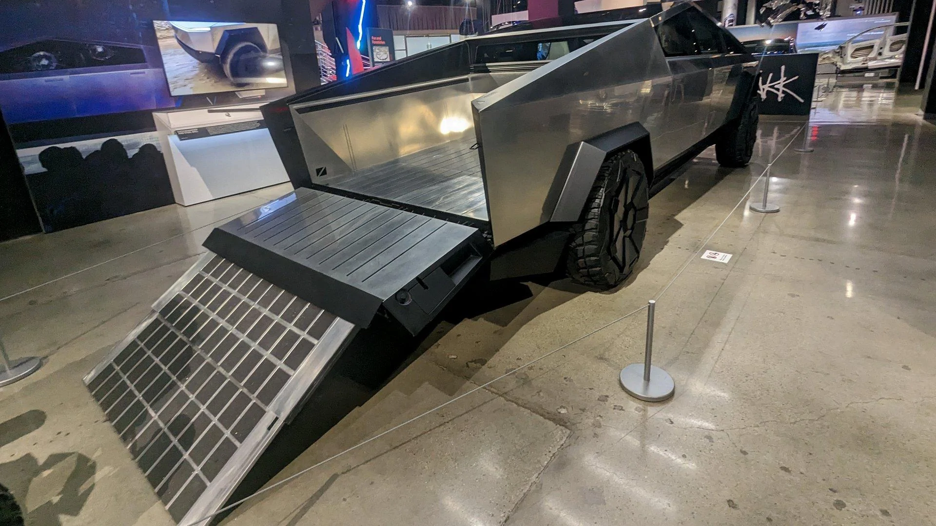 Tesla Cybertruck Cybertruck roof rack for work..... to carry long lumber on top or plumbing pipe tailgat