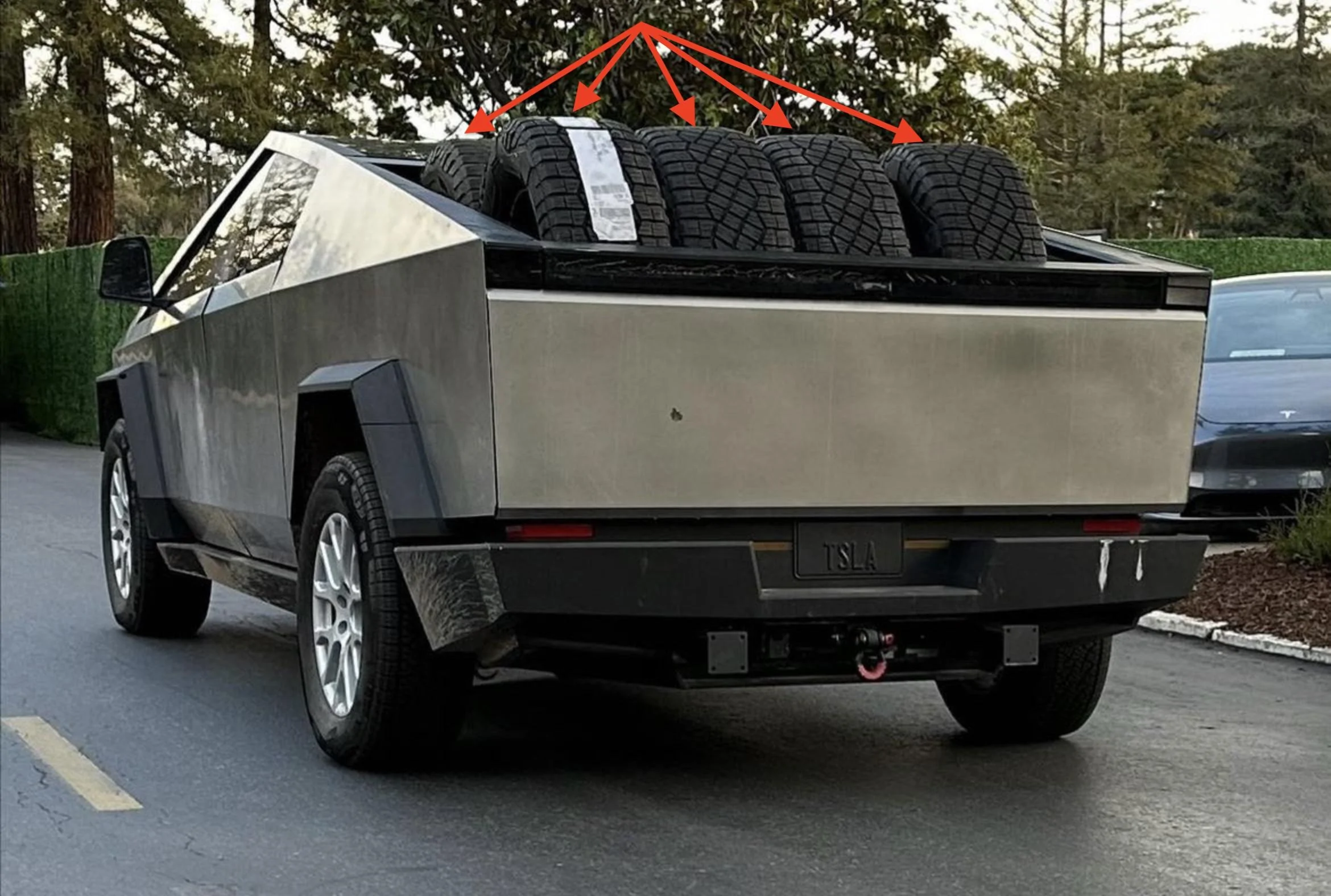 Tesla Cybertruck Mountain bikes inside the bed when covered/closed tesla-cybertruck-cargo-capacity