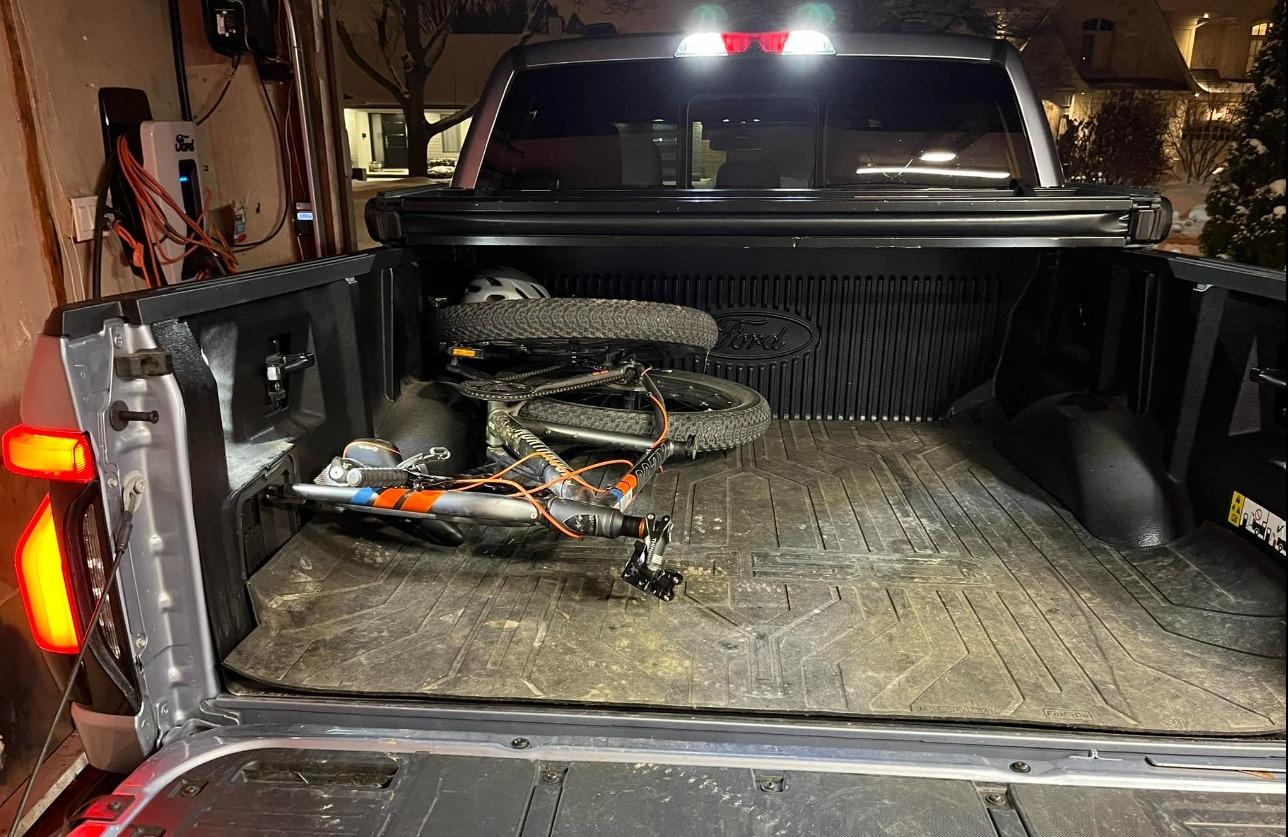 Tesla Cybertruck Mountain bikes inside the bed when covered/closed grjz7zy