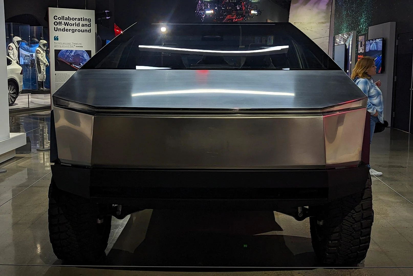 Tesla Cybertruck Midgate a No-Go (Assuming Tonneau Patent)? front