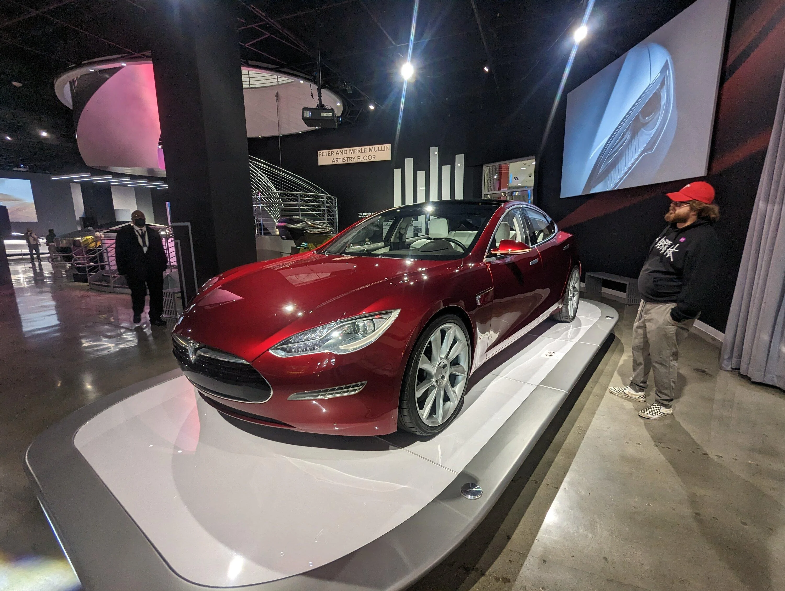 Tesla Cybertruck Midgate a No-Go (Assuming Tonneau Patent)? PXL_20230111_222214376.MP