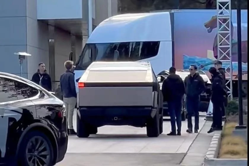 Tesla Cybertruck China Cybertruck owner-Do you think Cypertruck works better with Alpha Dog？ 60eff25ed4379ec52726d9daa04276d