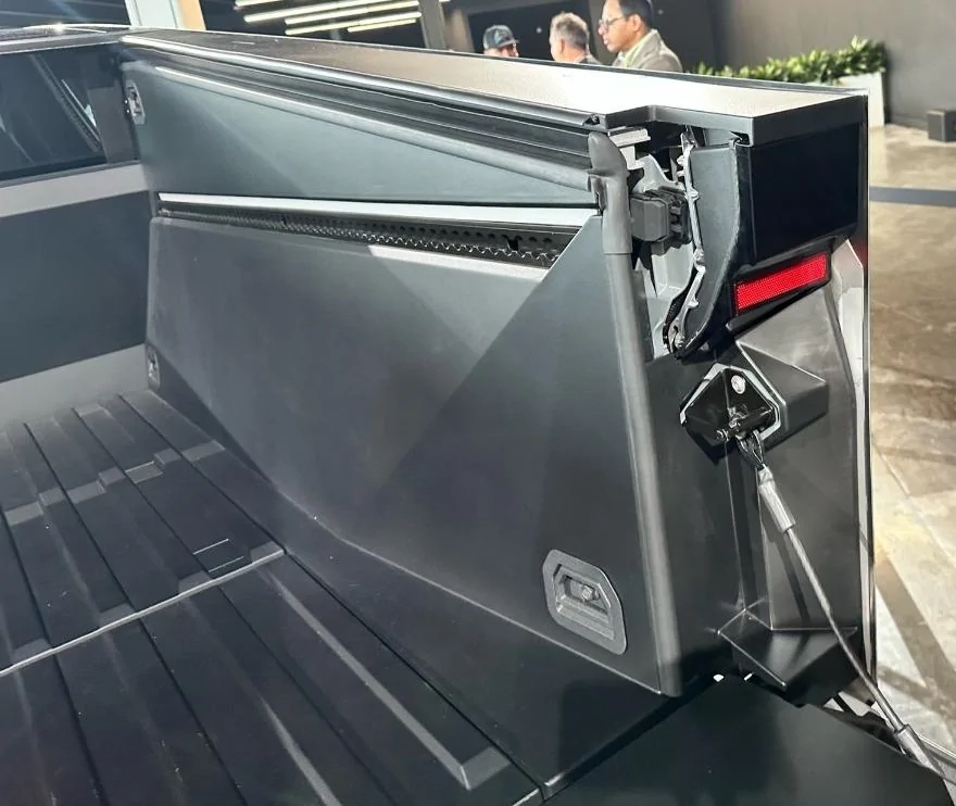 Tesla Cybertruck Mountain bikes inside the bed when covered/closed dxeym5x-jpg